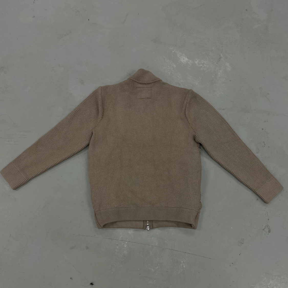 Beige pufferjacka från Leon Marcel - 1