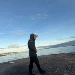 Äkta canada goose jacka - En äkta canada goose jacka, storlek S. Jag är 2a ägare så kvitto och ordernummer finns inte men jackan är äkta och det går och se genom detaljerna och stygnen. Andra ägaren hade den i ungefär 2/3 år. Jag har inte ens använt den än. Säljer pågrund - har en annan jacka.