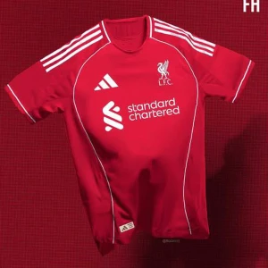 Liverpool röd fotbollströja Adidas - Säljer en röd Liverpool fotbollströja från Adidas med vita detaljer och klubbmärke på bröstet. Tröjan har korta ärmar, tre vita ränder på axlarna och sponsortryck framtill. Materialet är lätt och andas, perfekt för match eller träning.