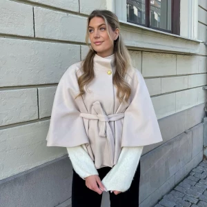 Poncho Blair  - Säljer mina beiga kappa från missay eftersom att den inte har kommit till användning. Kappan är som oanvänd💕