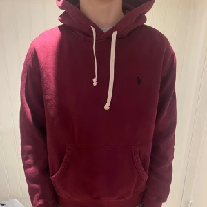 Ralph Lauren hoodie - Ritkgit fet Ralph lauren hoodie, vinröd. Passar runt XS och möjligen S. Fint skick.