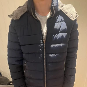Colmar jacka - Riktigt snygg och varm Colmar jacka i väldigt fint skick, enda defekten är att den saknar den lilla metallbiten vid dragkedjorna, påverkar inte användningen. Storlek M passar S.
