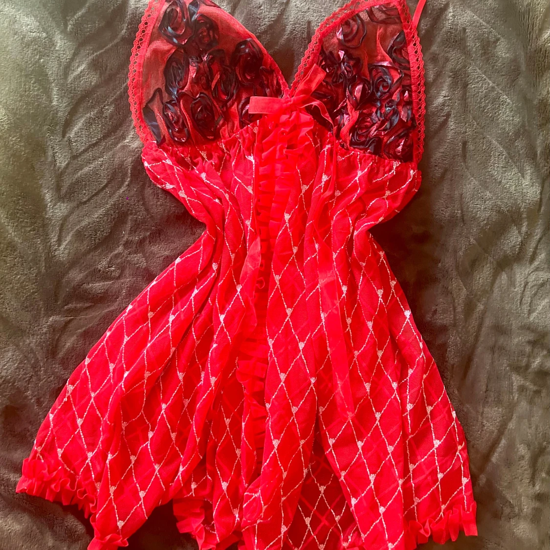 Röd topp med spets och rosett