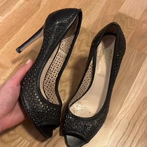 Italienska klackskor  - Höga klackar, svarta med öppen tå! Storlek 37 💞