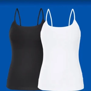 Ribbat linne i svart från Lidl - Ett svart ribbat linne från Lidl. Den har smala axelband och ärmlös design, perfekt för att matcha med jeans eller shorts. Materialet är mjukt och stretchigt för en bekväm passform. Fick den av mina föräldrar men den var för stor på mig, den är endast testad.