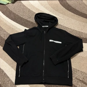 Emporio Armani Fleece - Säljer denna fleece då den har blivit för liten. Den är storlek L om har perfekt passform. De är i mycket bra sick och har använts några gånger. Vid frågor är det bara att skriva.