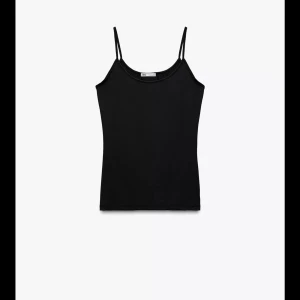 Svart linnetopp från Zara - Säljer en stilren svart linnetopp från Zara med smala axelband och rak passform. Toppen är enkel och passar perfekt till jeans eller kjol. Materialet är mjukt och bekvämt, vilket gör den skön att bära hela dagen.