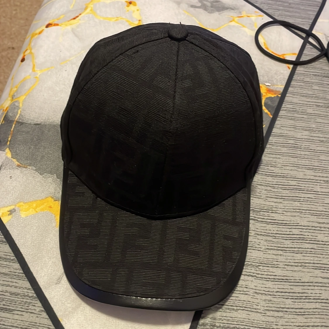 Svart Fendi keps med logomönster