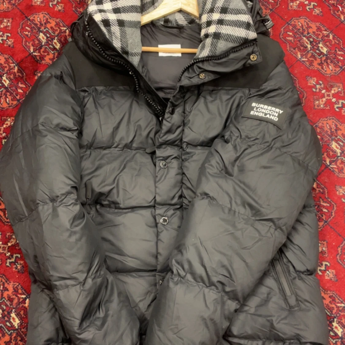 Svart Burberry pufferjacka med huva - 1