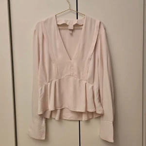 H&M beige peplum skjortblus - Beskrivning kommer inom kort...