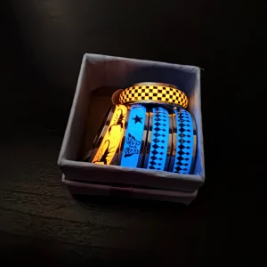 Lysande ringar  - Ringar i storlek 21 som lyser i mörkret efter att ha laddats med ljus. Finns i olika färger, och vissa ändrar färg när det blir mörkt. En stilren och unik detalj som drar blickarna till sig både dag och natt.