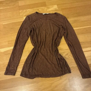 Blus  - Cool vintage tröja i unikt material. Uppskattar storlek S/M!