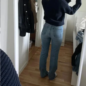 ljusblå jeans  - Säljer ett par klassiska jeans i ljusblå tvätt. raka ben med femficksmodell. Tillverkade i slitstarkt bomullsjeans, perfekta för en avslappnad och tidlös look.