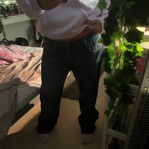 Baggy jeans - Använda 2 gånger, köpta på vinted🩷 i allmänt bra skick. Står ingen storlek men passar mig som har M:)