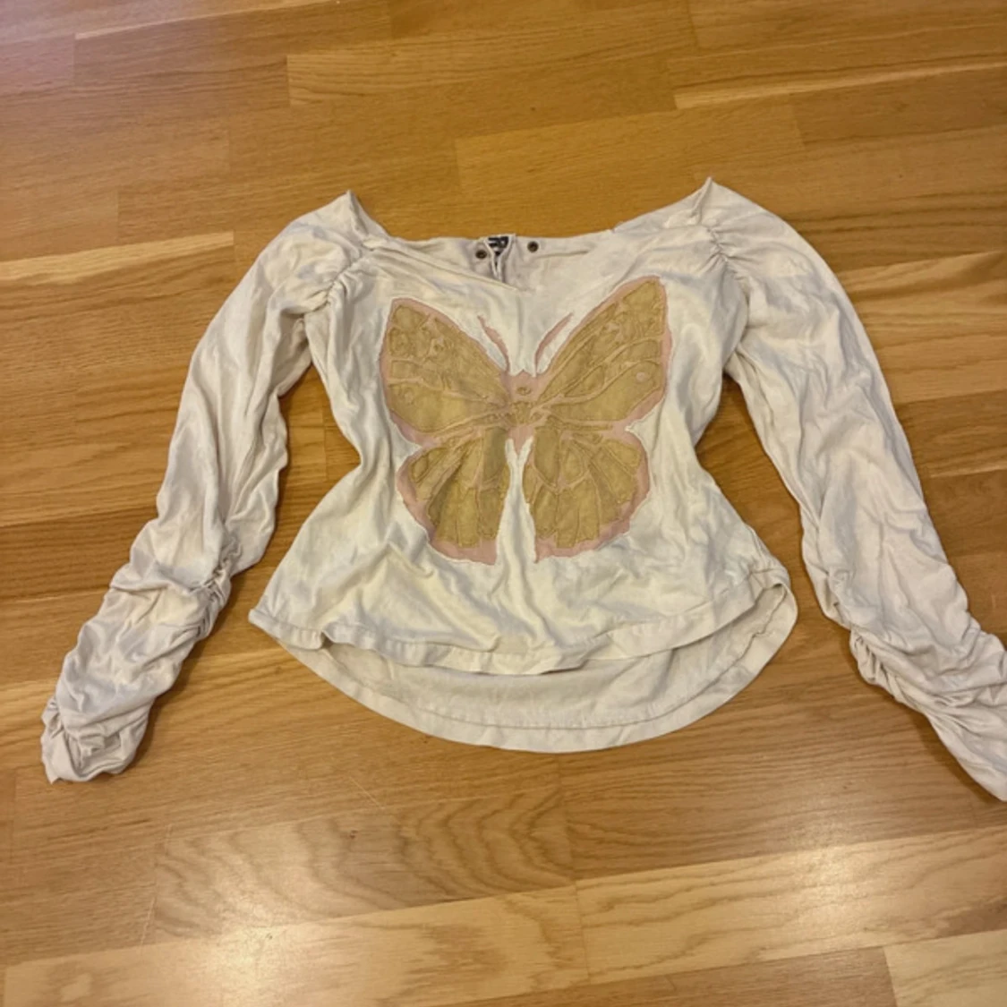 Offshoulder topp med fjäril. - 1