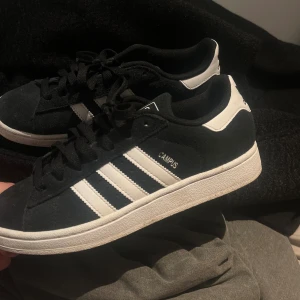 adidas campus 2  - säljer ett par adidas campus 2 eftersom de aldrig kommer till användning. Använda max 3 gånger , så jättebra skick på dom. Skriv gärna om ni har någon fråga 💓