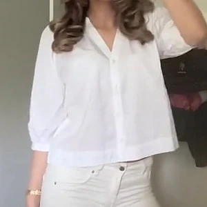 Blus - Supersnygg blus som passar till många tillfällen, den är i jättebra skick men kommer tyvärr aldrig till användning. Osäker på om det är en xs eller S men ganska säker på att det är en S, den sitter som så iaf 