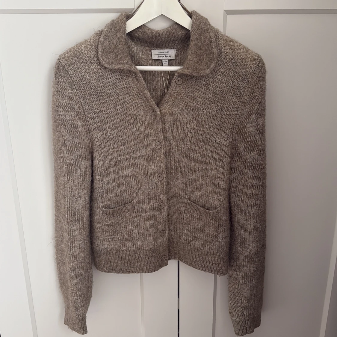 Beige stickad kofta från & Other Stories