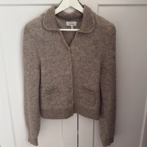 Beige stickad kofta från & Other Stories - Mysig beige stickad kofta från & Other Stories. Använd ett fåtal gånger och som nyskick. Sista bilden är lånad. 