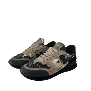 Valentino Rockrunners  - Säljer dessa snygga valentino rockrunners i strl 43. Dem är använda men fortfarande väldigt fräscha och i fint skick! Dustbag och extra snören medföljer. Hör av dig vid minsta fundering!🤩🙌