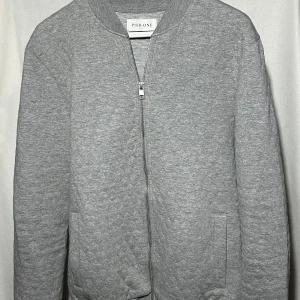 Grå kofta från Pier One - En grå stilig kofta från Pier One som man kan matcha enkelt med ett par snygga jeans! Använd ett fåtal gånger.