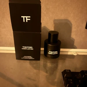 Tom Ford Ombré Leather 50ml - Stilren och modern parfym från Tom Ford. Ombré Leather kommer i en svart flaska och rymmer 50 ml Eau de Parfum. Typ hela kvar