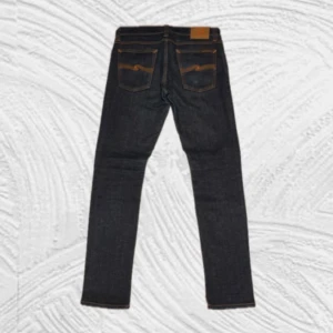 Raw denim Nudie jeans - Säljer ett par Raw denim Nudie jeans i väldigt bra skick! Använda fåtal gånger och aldrig tvättade. Storlek 31/32 men sitter mer som 30/31 vill jag säga. Priset ej hugget i sten, kan gå ner i pris vid snabb affär! Hör av dig vid minsta fundering!🌟🍂 