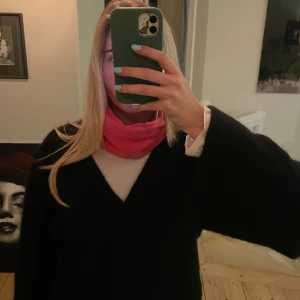 Buff i rosa, ljusblå och mörkgrön - Tre mjuka buffar i olika färger: rosa, ljusblå och en mörkgrön. Säljer för 120kr/st. Skriv vilken färg du vill köpa🩷