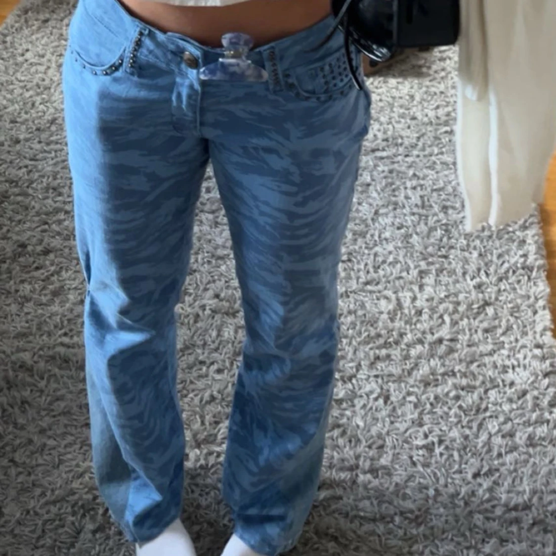 Blå camo jeans med nitar