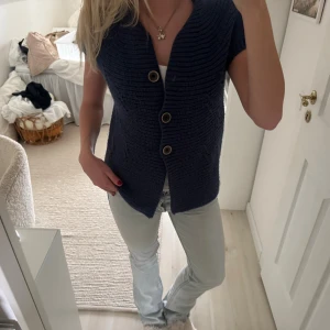 Ljusblå jeans från zara - Ljusblå jeans från Zara med låg/medelhög midja!! Nästan helt oanvända säljer pga att de är lite för tighta på mig