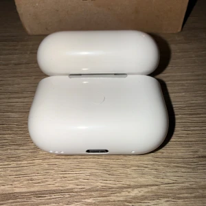 Airpods pro 2 - 4-5 hours use 1 hour charge usb c iphone and android