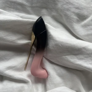 Good Girl Blush Elixir 30ml - Good Girl Blush Elixir från Carolina Herrera .  Fick parfymen i födelsedagspresent men han inte använda den mycket innan jag tröttnade på doften. Skulle säga att mer än halva är kvar, perfekt om du vill testa men inte vill köpa hela för fullpris. . Perfekt storlek att ta med i väskan och en snygg detalj på hyllan. Eau de Parfum Elixir Natural Spray.