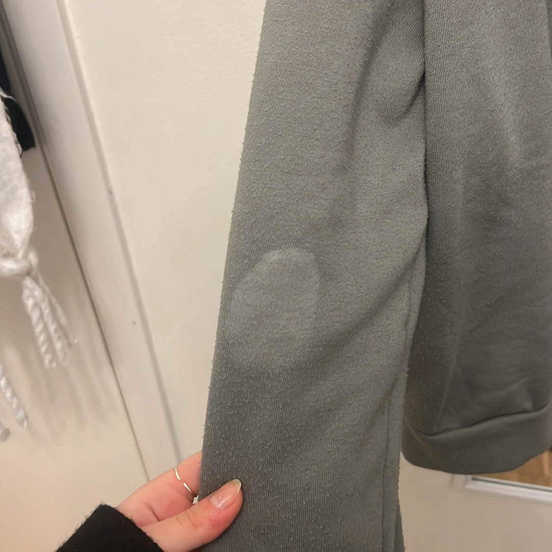 Grå hoodie med grafiskt tryck - 2