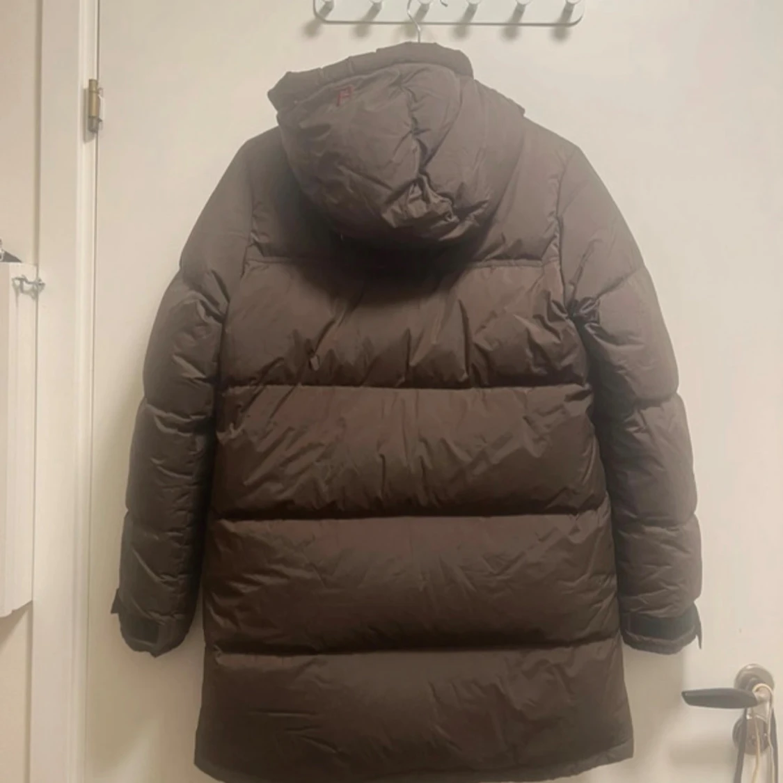 Brun lång dunjacka från peak performance  - 1