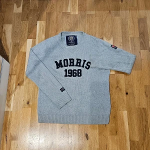 Stickad Morris  - En grå stickad tröja från Morris i storlek M, grå och fin använd ett fåtal gånger. Stilren o snygg! Passar alla kön