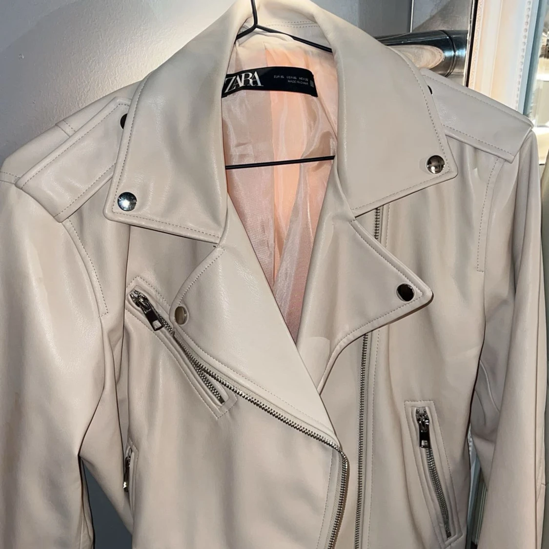 Beige skinnjacka från Zara XL