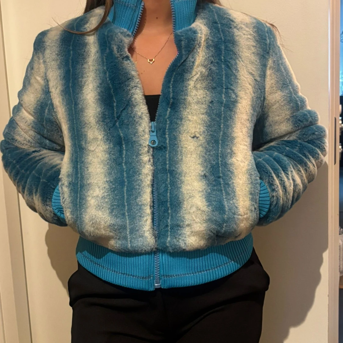 Blå-vit pälsjacka från Roxy - 1