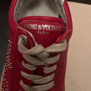 Röda Zadig skor - Jätte snygga Zadig skor som jag köpte i nyc men har tyvärr inte fått någon användning av dom nästan så tänkte sälja. Skosnörena är lite smutsiga med de går och tvätta. Kan gå med på att sänka priset ❤️❤️st 38/39