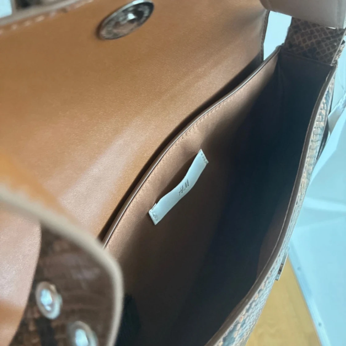Brun axelväska med ormmönster H&M - 3