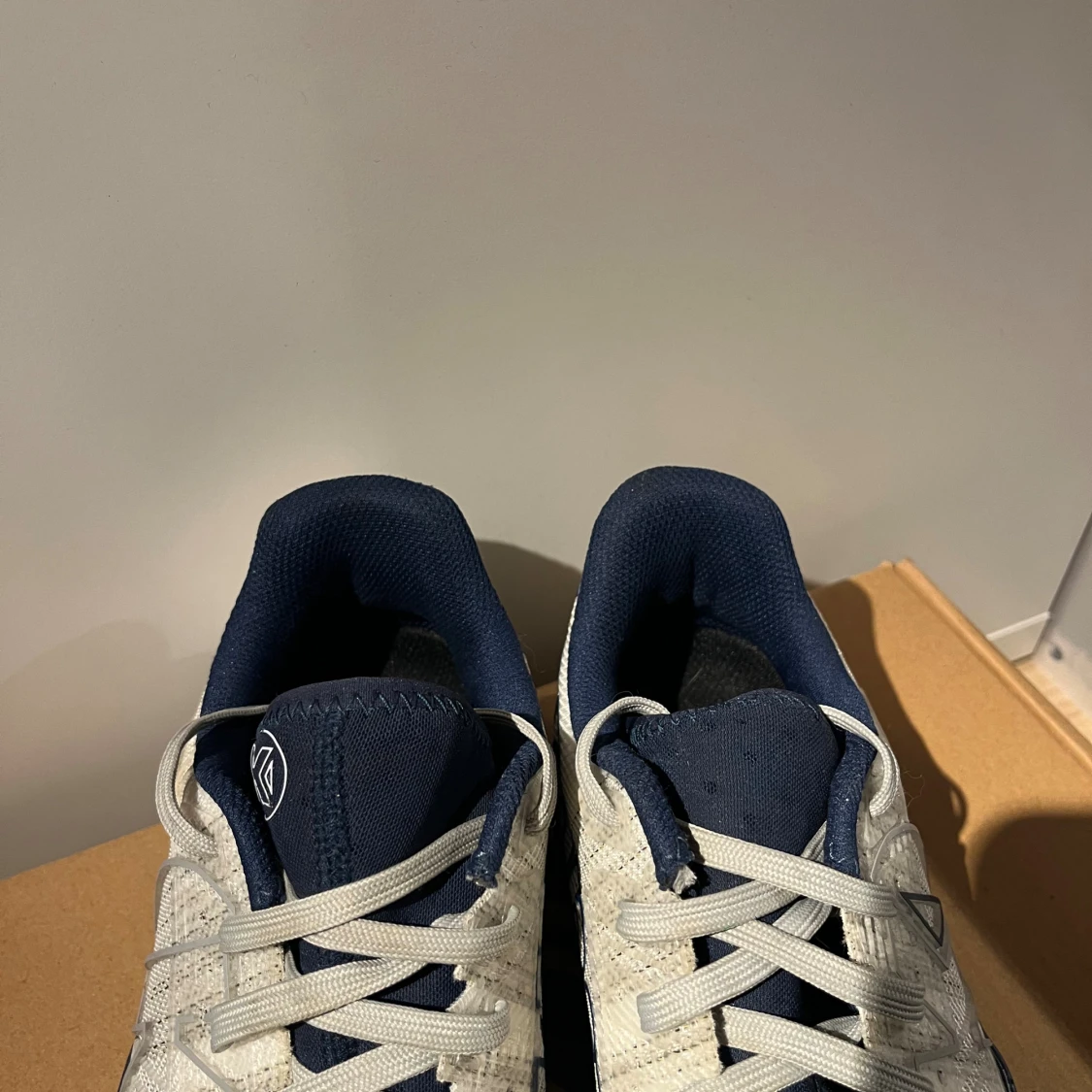Vita och marinblå träningsskor ifrån kempa  - 2