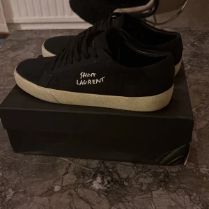 Saint Laurent skor - Säljer ett par väldigt fräsha Saint laurent skor med knapp märkbara spår av användning. Storleken är 43 och skicket är nästintill en 10a. Säljer skorna på grund av att de är för små för mig!!!