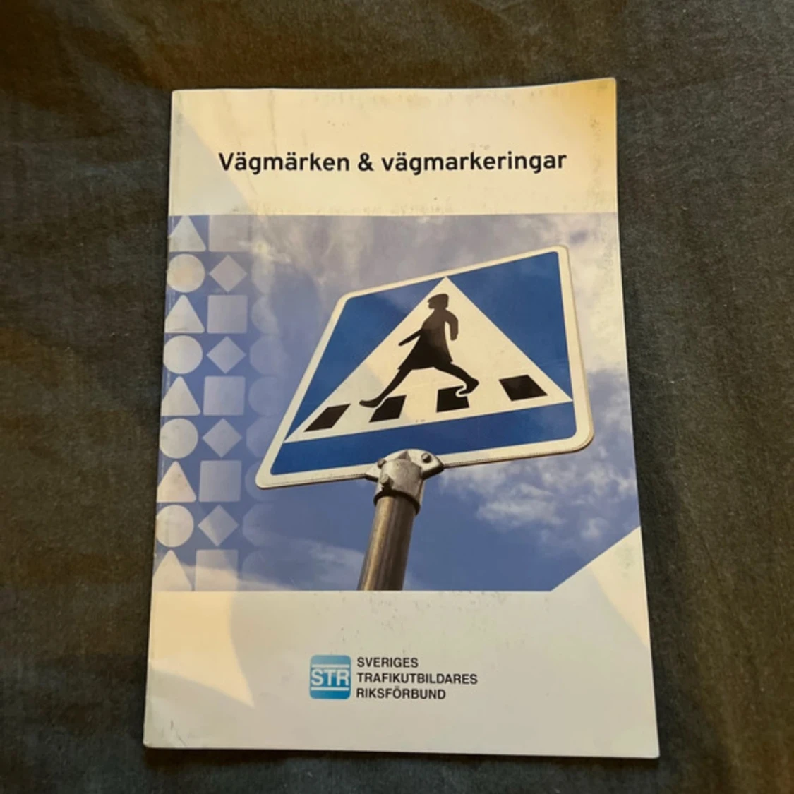 Vägmärken & vägmarkeringar