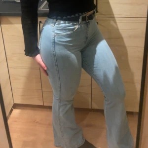 Dr denim jeans  - Dr denim ljusblå jeans i storlek L/32. Jag är 172 cm lång. I princip aldrig använda.