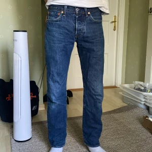 Levi’s 501 Jeans - Blå Levi’s jeans, använda men i bra skick. Frakt tillkommer 🙌 Modellen är 173cm