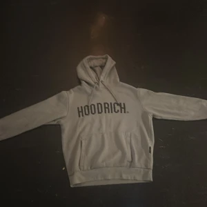Grå hoodie från Hoodrich XS - Säljer denna hoodie som är från hoodrich. Den är i storlek XS Men passar S/M. Säljer den då jag inte använder den längre.