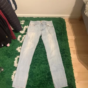 Timberland Jeans - Säljer ett par Timberlands Jeans. Storlek 176 men passar 175-180. Väl använda och är inte i perfekt skick som man ser på bilderna vilket priset reflekterar. 