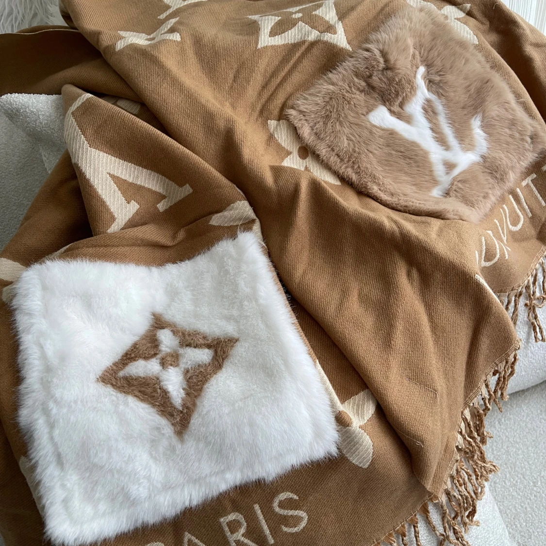 Beige  Vuitton halsduk med fuskpäls - 4