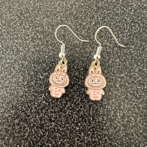 Nya örhängen med Labubu  - Nya örhängen med Labubu 