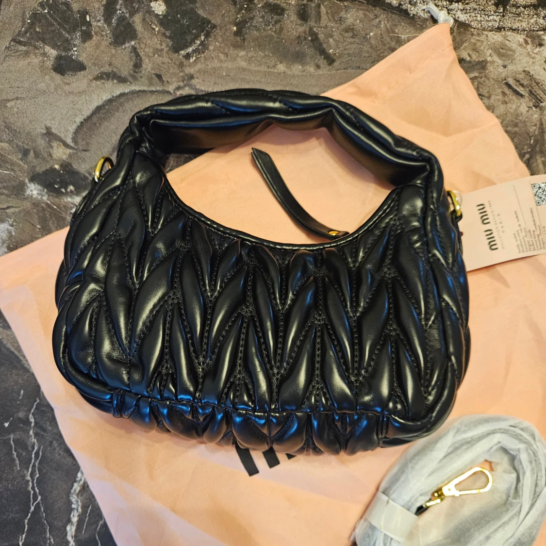 Svart quiltad handväska från Miu Miu - 1