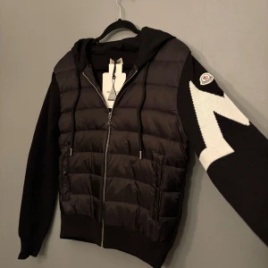 Moncler cardigan - Helt ny och oanvänd. Inga fel. Storlek S. Passar som vanligt. Fraktar inom 24h